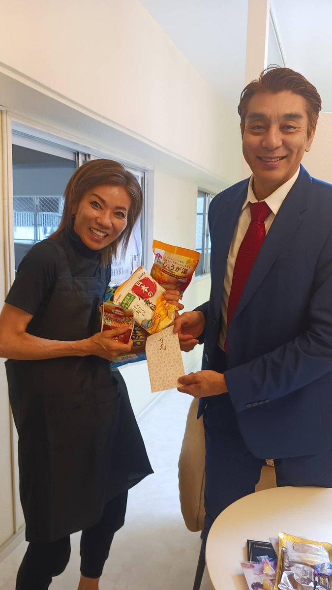 定期的に足を運んでくださり、さりげなくテーブルに支援物資を置いてくださる松川社長。久しぶりにお会いすることができました✨
お忙しい中、いつも本当にありがとうございます🙇
そして田場さんとも久しぶりの再会。
スケールの大きさに、ただただ圧倒されるばかりでした。
心より感謝申し上げます🙇