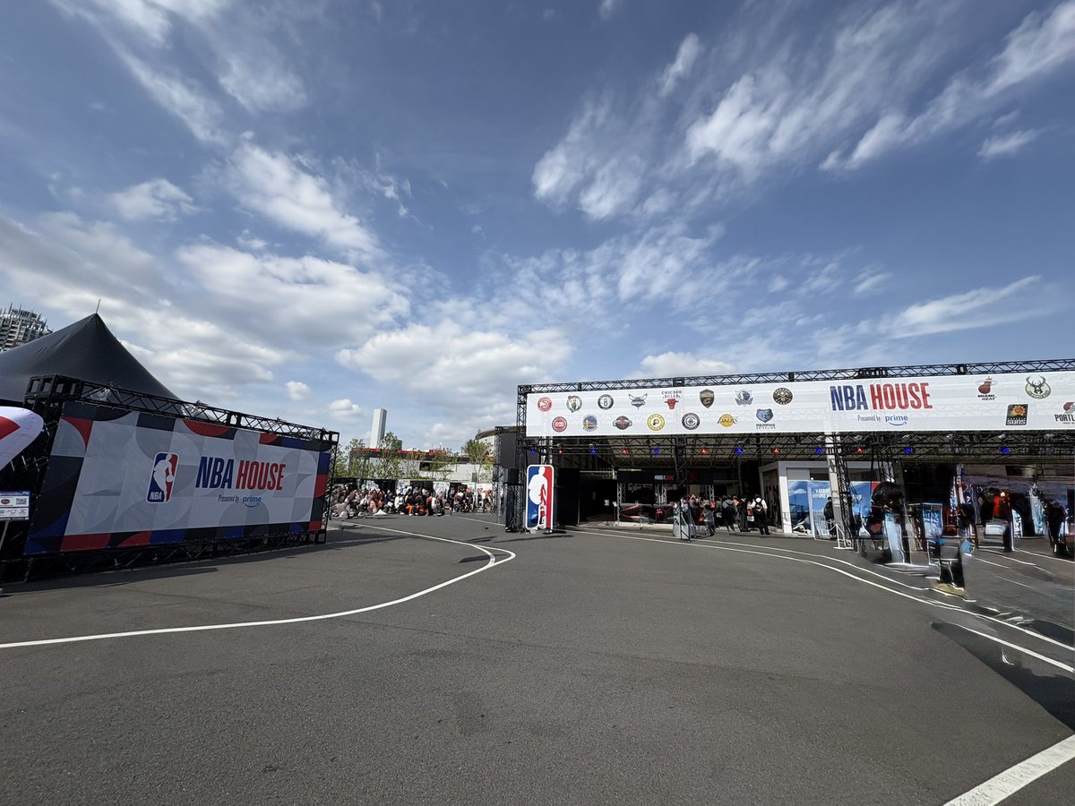 karin_takahashi's tweet image. #NBAHouseJapan に遊びにいったよ🏀

クリス・ボッシュさんを一目見られて、グッズ販売もたくさん種類あって楽しかった♪サイン入りユニフォーム買ったらヤニス・アデトクンボ選手のあたった〜！嬉しすぎ！！

ONE PIECE × NBA MASTER STARS PIECEの展示もあったよ！
#NBAJPN #NBA #NBAStoreJP