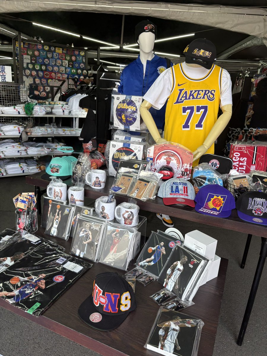 karin_takahashi's tweet image. #NBAHouseJapan に遊びにいったよ🏀

クリス・ボッシュさんを一目見られて、グッズ販売もたくさん種類あって楽しかった♪サイン入りユニフォーム買ったらヤニス・アデトクンボ選手のあたった〜！嬉しすぎ！！

ONE PIECE × NBA MASTER STARS PIECEの展示もあったよ！
#NBAJPN #NBA #NBAStoreJP