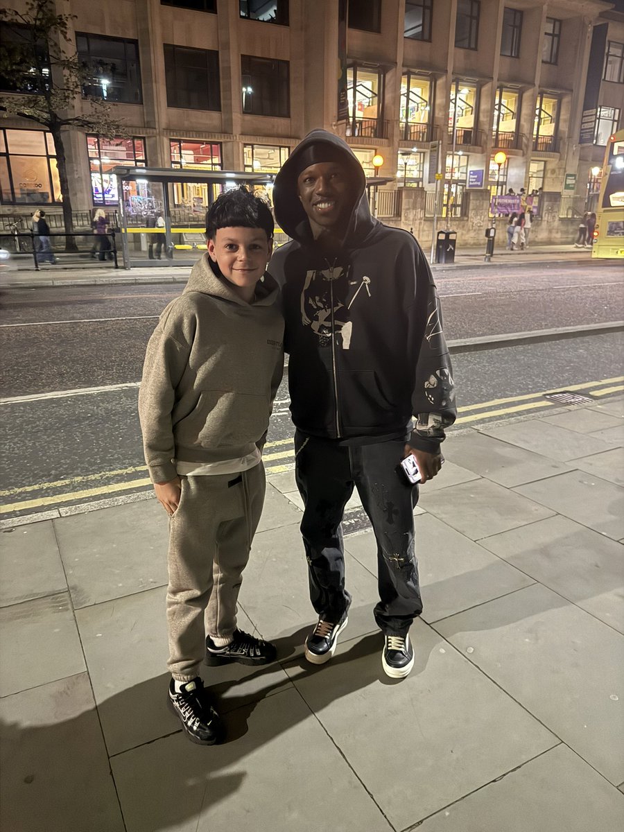MrsBelindaKelly's tweet image. Thank you for stopping to speak to us in Manchester last night 🤍 my son loved meeting one of his teams fave players ⚽️❤️ #manutd #manchesterunited #malacia #hunxho #manchester @TyrellMalaciia