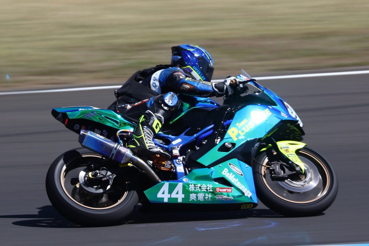 総合13位クラス6位とカワサキ賞もらった！開幕戦！
いゃ〜2気筒勢の速さには中々追いつけない！😅
排気量差が辛い　320や390に勝てる様に頑張らないと
重くて250だからね
まぁお客さんには音とこのカラーで覚えてもらえたから良いな🤣
次回はもっと上でゴールしたいな