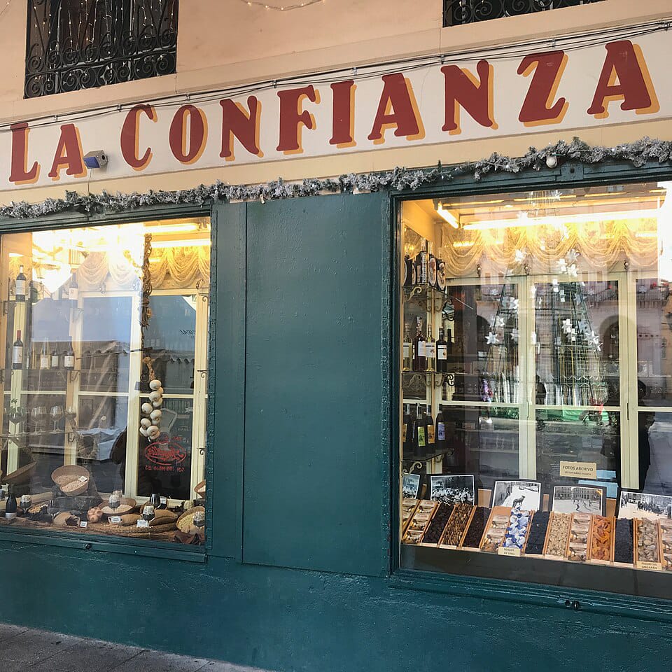 BPunicum's tweet photo. ¿Sabías qué...?🧐
La tienda más antigua de España se encuentra en Huesca y fue inaugurada en 1871. Se trata de «Ultramarinos la Confianza» que en 2011 su actual propietaria fue galardonada con Premio Mujer Empresaria Europea 2011 https://t.co/EQ8RljJq1E