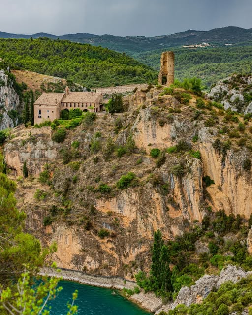 Huesca_LaMagia's tweet photo. El Santuario de Torreciudad ⛪️⛰️ es uno de esos lugares que sorprenden nada más llegar.
Desde aquí, las vistas se abren sobre las aguas turquesas 💦 del Embalse de El Grado, formando un paisaje realmente especial. 😍✨ https://t.co/iy1tjHrEcT