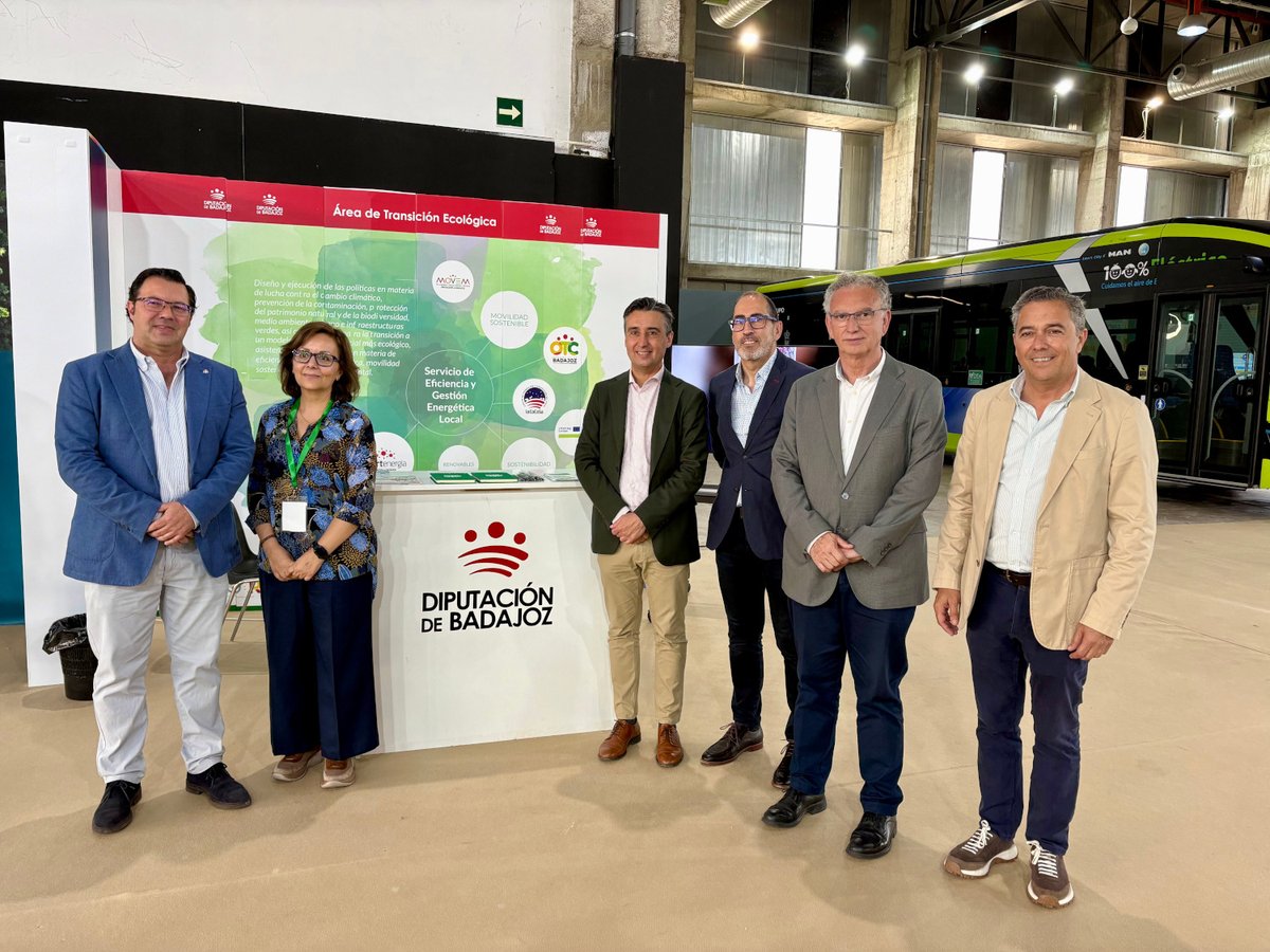 DipdeBadajoz's tweet photo. ⚡ #DipBdjz ha participado estos días en @expoENERGEA, punto de encuentro del sector energético de Extremadura. Lo ha hecho con un stand propio y la presentación de sus planes de autoconsumo fotovoltaico y comunidades energéticas.

Además, el vicepresidente primero, @juanmaridelfa, ha intervenido en el acto de clausura.

➕ℹ️ https://t.co/mTRHI6XlPu
🌐 #ODS7 #ODS11 #ODS13