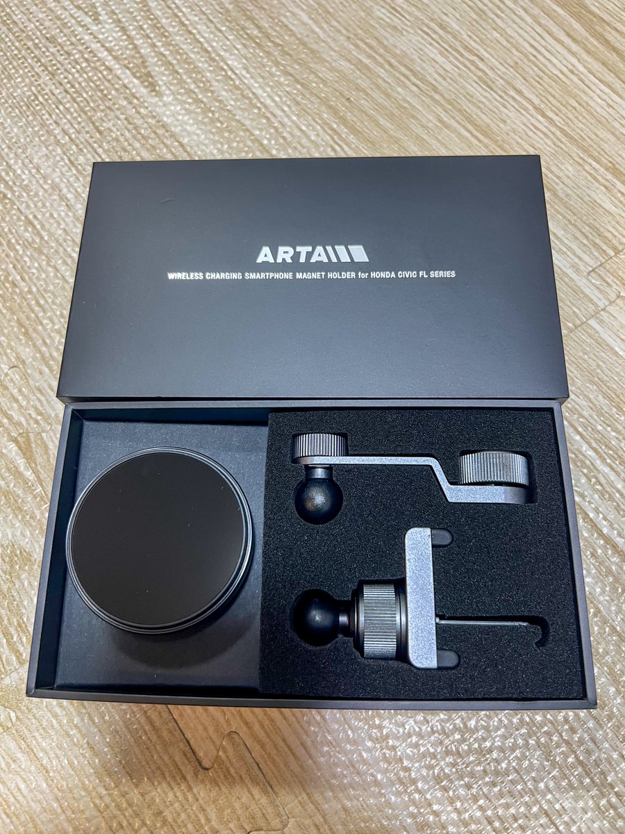 Namikimichi_FL5's tweet photo. ARTA FLシビック専用スマホホルダー取り付けました！🔧

エアコン吹き出し口内部の突起に引っ掛けて固定する構造で安定感が段違い👌

ステーも金属製で出来ており上質な感じです☺️ https://t.co/miYDxnEAO0