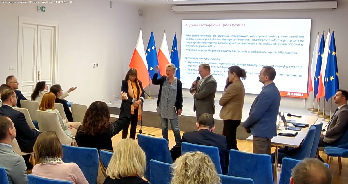 piatywymiar_org's tweet photo. Podsumowanie  drugiego posiedzenia Zespołu ds. drogi S7 (Kraków-Myślenice), które  odbyło się w dniu wczorajszym 24 kwietnia 2026 roku.

Spotkanie  było bardzo dynamiczne: zaczęło się stosunkowo nudno od zapewnień  dyrekcji GDDKiA o nowym rozdaniu i wsłuchiwaniu się w głos strony  społecznej, aby następnie przejść w coraz dobitniej wykazywany protest  obecnych mieszkańców. Wyraźnie wybrzmiało zderzenie się procedur  urzędowych z silnymi, merytorycznymi argumentami strony społecznej.

Stanowisko i komunikaty GDDKiA (w skrócie)
Przedstawiciele  inwestora skupili się na kwestiach proceduralnych i technicznych,  deklarując otwartość, choć twardo trzymając się dotychczasowych ram  projektu:

Zmiana formuły: Zespół ma charakter wyłącznie opiniodawczy. Zrezygnowano z głosowań na  rzecz elektronicznych „formularzy opinii”, które strona społeczna i  samorządy wypełnią po zakończeniu dyskusji o kryteriach.
Brak poszerzenia korytarza: GDDKiA wciąż odmawia poszerzenia obszaru analiz o węzeł Morawica i  gminę Zabierzów, powołując się na "wiążące" ustalenia ze studium  korytarzowego.
Mapy i błędy w danych: Przyznano, że w państwowych bazach danych (GUS/BDOT) gęsta zabudowa  szeregowa była błędnie klasyfikowana jako „luźna”. GDDKiA obiecuje  ręczną weryfikację i sukcesywną aktualizację map (cel: 99,9% gotowości  na koniec maja).
Wagi kryteriów: Zaproponowano podział na 4 grupy kryteriów (społeczne, przyrodnicze,  techniczne, ekonomiczne), gdzie waga kryterium społecznego może wynieść  maksymalnie 35% (ale to oczywiście tylko zdanie GDDKIA a my nie  koniecznie się z tym zgadzamy).
Dane demograficzne: W kwestii prognoz ruchu inwestor opiera się na narzuconym,  certyfikowanym modelu CUPT (ZMR v.4), bazującym na starszych danych  demograficznych. Zaktualizuje je dopiero, gdy CUPT wyda nową wersję  modelu.

Głos Strony Społecznej – kluczowe argumenty i analizy
Podczas  spotkania przedstawiciele komitetów społecznych i samorządów  zaprezentowali wyjątkowo merytoryczne i poparte danymi argumenty,  punktując luki w logice projektowej oraz zagrożenia płynące z  inwestycji.
Ewa Rybak (Stowarzyszenie Piąty Wymiar / Dla Lusiny)
Ewa  Rybak skupiła się na fundamentalnym błędzie w danych wejściowych, z  których korzysta GDDKiA, wytykając projektantom opieranie się na  nieaktualnej rzeczywistości.
Przeskalowanie inwestycji: Zwróciła uwagę, że prognozy ruchu (pokazujące 70-80 tysięcy pojazdów) bazują na danych demograficznych GUS z 2023 roku.
Zignorowany raport demograficzny: Przypomniała, że w listopadzie 2025 r. GUS opublikował nowy raport,  który przewiduje spadek populacji Polski o kolejne 9 milionów osób do  2060 roku.
Zarzut marnotrawstwa: Wprowadzanie do modelu ruchu nieistniejących w przyszłości obywateli  sztucznie pompuje wyniki natężenia ruchu. Prowadzi to do projektowania  przeskalowanej, zbyt szerokiej drogi, co generuje niepotrzebne koszty  publiczne i drastycznie zwiększa liczbę wyburzeń domów. Zwróciła uwagę  na ignorowanie przez inwestora oficjalnych wniosków o aktualizację tych  danych.

Piotr Filipowicz (Stowarzyszenie Piąty Wymiar)
Wystąpienie Piotra obnażyło nielogiczność harmonogramu prac i sztuczne ograniczenia projektowe.
Błąd w chronologii: Skrytykował oczekiwanie, by strona społeczna opiniowała wagi kryteriów  (do 12 czerwca), zanim GDDKiA zamknie ostateczną listę terenów  wykluczonych z budowy (24 czerwca). Argumentował, że nie da się  rzetelnie oceniać wpływu kryteriów, nie wiedząc, na jakiej ostatecznie  mapie będą one stosowane.
Problem łącznika BDI (S52): Stanowczo apelował, aby łącznik z Beskidzką Drogą Integracyjną był  traktowany jako osobny odcinek analityczny. Obecnie łączenie go na  sztywno z pierwszym odcinkiem S7 powoduje, że warianty wschodnie są  sztucznie wydłużane, a trasa łącznika jest projektowana absurdalnie (np.  przez centrum Sieprawia), co pozbawia analizę obiektywizmu.

Jagoda Kaszuba (Stowarzyszenie Piąty Wymiar, lekarz specjalista alergologii i pediatrii)
Wystąpienie  doktor Kaszuby uświadomiło uczestnikom dramatyczne koszty zdrowotne  wciskania drogi ekspresowej w gęstą zabudowę. Oparła się wyłącznie na  twardych badaniach naukowych.
Twarde dane medyczne: Udowodniła, że życie w odległości do 200 metrów od ruchliwej drogi zwiększa ryzyko astmy o 20%.
Zagrożenie dla dzieci i matek: Kobiety w ciąży mieszkające blisko trasy mają o 46% wyższe ryzyko  urodzenia dziecka z niską masą urodzeniową. Wskazała również na  udokumentowany, trzykrotny wzrost ryzyka białaczki u dzieci  mieszkających w promieniu 50 metrów od autostrady.
Stanowczy postulat: Z uwagi na drastyczny wzrost ryzyka nowotworów i chorób  neurodegeneracyjnych, stanowczo odrzuciła propozycje GDDKiA (bufory  100-300 m) i zażądała przyjęcia bufora ochronnego o szerokości minimum  500 metrów od zabudowy mieszkalnej.

Grzegorz Miąsko (Stowarzyszenie Ratujmy Dolinę Wilgi)
Grzegorz  w spokojny i merytoryczny sposób zaprezentował błyskotliwą,  matematyczną analizę pułapki, w jaką może wpaść strona społeczna przy  zgłaszaniu kryteriów, używając obrazowej "teorii tortu".
Rozmycie wagi głosu społecznego: Wyjaśnił, że im więcej podkryteriów społecznych zgłoszą mieszkańcy (np.  osobno żłobki, świetlice, zabytki, więzi sąsiedzkie), tym mniejsza  będzie waga każdego z nich.
Dominacja ekonomii nad człowiekiem: Jeśli kategoria społeczna (nawet z wagą 35%) zostanie podzielona na 15  części, każda z nich będzie miała znikomy wpływ na ostateczny wynik (ok.  2,5%). Tymczasem kryterium ekonomiczne, podzielone przez GDDKiA tylko  na 2 części, odegra w systemie decydującą rolę.
Rekomendacja: Zaapelował o nieuleganie emocjom i maksymalną agregację. Zaproponował,  by w grupie społecznej zostawić tylko dwa, potężne kryteria: 1) Liczba  wyburzeń oraz 2) Domy pozostające w bezpośrednim buforze oddziaływania  trasy. Tylko wtedy głos społeczny obroni się w matematycznym modelu  wielokryterialnym.

Justyna Piechnik (Komitet Gmina Mogilany Przeciw S7 i S52)
Merytoryczne  i stanowcze wystąpienie Justyny mocno wybrzmiało w kontekście braku  całościowego spojrzenia na uciążliwość infrastruktury.
Efekt kumulacji: Zwróciła uwagę, że gmina Mogilany jest już drastycznie obciążona  Zakopianką, a w planach jest nowa linia kolejowa. Zażądała wprowadzenia  kryterium "oddziaływania skumulowanego", ponieważ dokładanie w to samo  miejsce drogi ekspresowej doprowadzi do zniszczenia warunków do życia.
Fikcja omijania budynków: Podkreśliła absurdalne podejście inwestora do omijania domów na etapie  projektowym oraz fakt, że pozostawienie budynku w odległości zaledwie 1  metra od skrajni gigantycznych nasypów drogowych to nie jest  "ominięcie", lecz skazanie mieszkańców na życie w warunkach  ekstremalnych.
Brak zgody na iluzję wyboru: Podsumowała, że bez rozszerzenia strefy analizy (na zachód do  Morawicy), dyskusja o wagach kryteriów to farsa, ponieważ wybiera się  jedynie "najmniejsze zło" na terenie, gdzie drogi zbudować się po prostu  nie da.

Agnieszka Miąsko (Komitet Sygneczów Nie dla S7)
Agnieszka zwróciła uwagę na płynność definicji i niebezpieczeństwo uznaniowości w działaniach inwestora.
Brak jasnych podstaw prawnych: Oficjalnie zawnioskowała o podanie konkretnych podstaw prawnych i  sztywnych definicji dla obiektów podlegających bezwzględnemu wyłączeniu,  wskazując, że określenia takie jak "osiedle" są zbyt płynne.
Ochrona przed dewastacją: Zaproponowała wprowadzenie mechanizmu "bezpiecznika" – z góry  określonego progu nieakceptowalnej, nadmiarowej liczby wyburzeń. Każdy  wariant, który by ten próg przekroczył, powinien być automatycznie  wyrzucany z dalszych analiz jako aspołeczny, aby nie marnować na niego  czasu i środków.

Podsumowując:
Wczoraj  spotkał się dobrze opłacany aparat Generalnej Dyrekcji Dróg Krajowych i  Autostrad z bezpłatnym, społecznym i eksperckim zaangażowaniem  przedstawicieli komitetów, gmin i środowiska naukowego, oczekując od  nich faktycznego współ wytyczenia przebiegu S7 bez wynagrodzenia.

Po  jednej stronie stołu wciąż stoją planiści w garniturach, trzymając w  rękach stos papierów zawierających bezład, chaos i zmanipulowane dane  pisane na kolanie niekompetentnych projektantów.

Po  przeciwnej stronie stoi grupa zaangażowanych obywateli, którzy  poświęcając swój własny czas, pieniądze i dobro rodzinnego spokoju,  starają się osłonić swoimi rękami i słowami domy, szkoły, przyrodę,  zdrowie swoje i sąsiadów przed bezmyślną i bezpowrotną dewastacją.

Nad stołem wciąż unoszą się opary absurdalnej inwestycji, która w tym kształcie nikomu nie służy.

@donaldtusk @KosiniakKamysz @nowePSL
@Miszalski_ @RKomarewicz @JaskowiecD
@Stefaniak__ @motykamilosz @MJPiatkowska
@MStarobrat80 @J_Szlachetka @oko_press
@lovekrakow @tvn24 @Krowoderska_pl
@OnetWiadomosci @FaktyTVN @Kronika24pl
@Int_Wydarzenia @tvp3krakow @NIEdlaS7Krakow
@tvp_info @1930_tvp @BezretuszuTVP @gazeta_wyborcza @Obywatelska_KO @pisorgpl @krakow_pl @MNiedorozwoju @LombatSsc 
@GDDKiA_Krakow @GDDKiA @NIEdlaS7Krakow