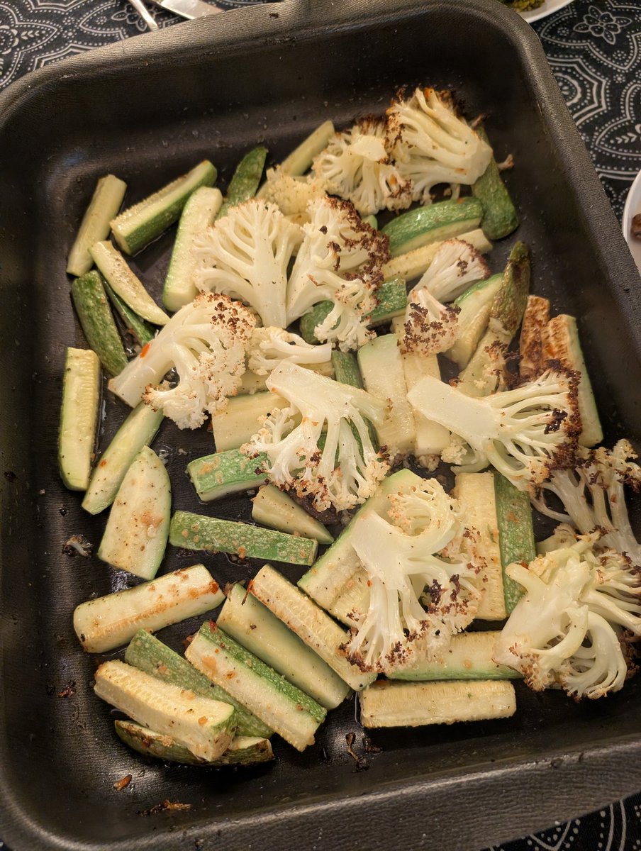 BlueHeartsUWS's tweet photo. 定番過ぎるズッキーニとカリフラワーのオーブンベイク
香港自炊生活
This "go-to" oven baked zucchini and cauliflower dish is made way too often..
But hey, it is easy and healthy..
I even bring the leftover to work for lunch.
#CallingAllHomeCooks https://t.co/BEBvQkewxu