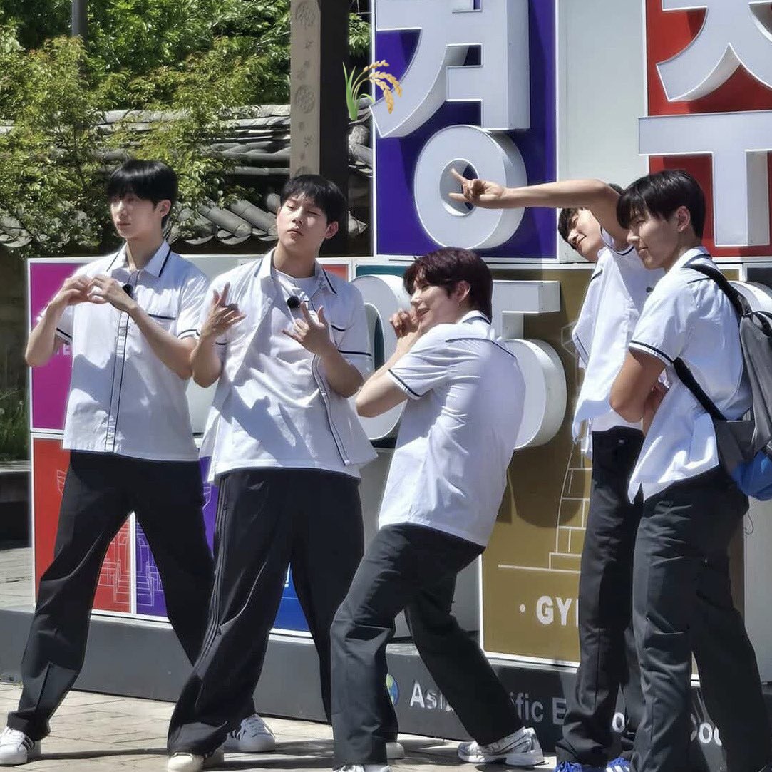 tomyluvshownu's tweet photo. Monsta X spotted in Gyeongju today, filming something (Monmukgo?) 👀

So curious to know what it is!! They were in school uniforms &amp; then traditional Korean hanbok! (Everyone wore a male hanbok except for Kihyun who's in a pretty floral lady hanbok, complete with a handbag hehe) https://t.co/6WkMfM7jQ4