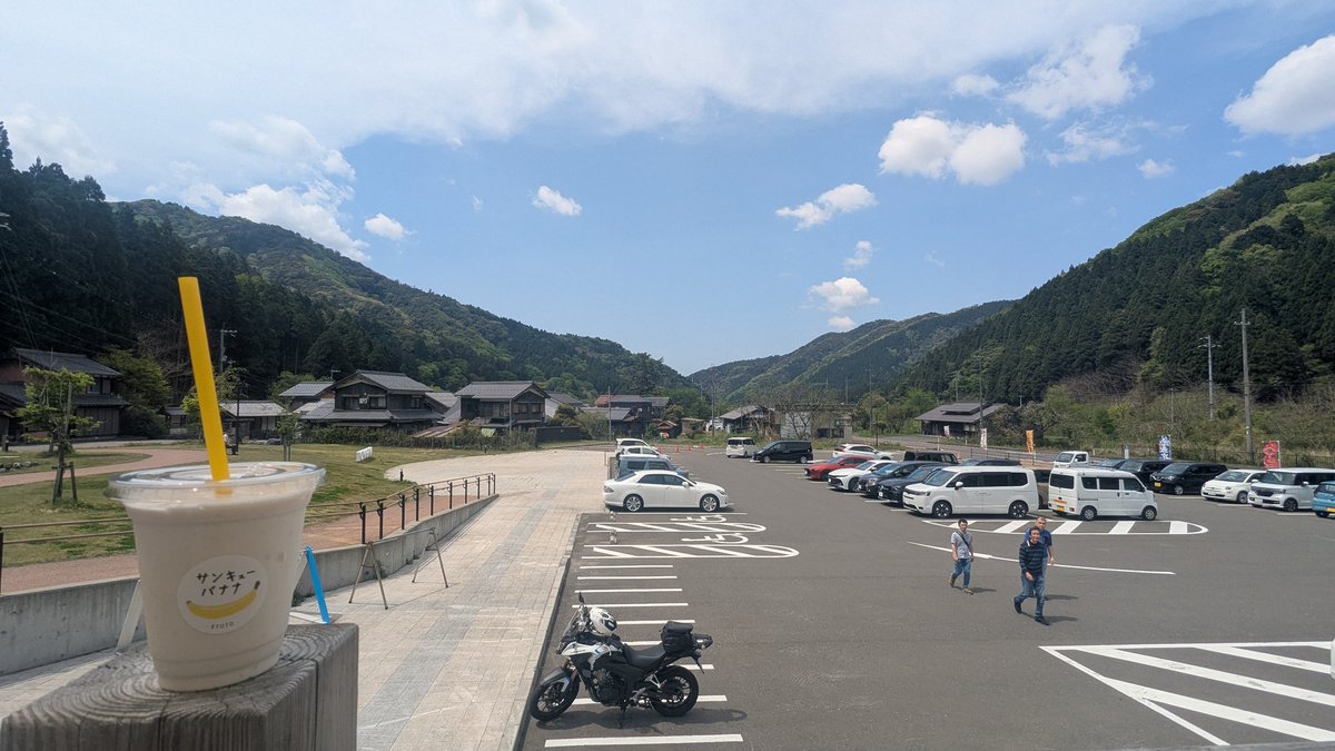 SR_Rider_Jay's tweet photo. 今日は敦賀の氣比神宮を目指して走りました
行きも帰りも道の駅 熊川宿で休憩
ここは道路脇がすぐ高い山で迫力あって好き
バナナのシェイクもうまし https://t.co/GxaXa3Bg0T