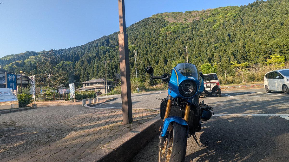 SR_Rider_Jay's tweet photo. 今日は敦賀の氣比神宮を目指して走りました
行きも帰りも道の駅 熊川宿で休憩
ここは道路脇がすぐ高い山で迫力あって好き
バナナのシェイクもうまし https://t.co/GxaXa3Bg0T