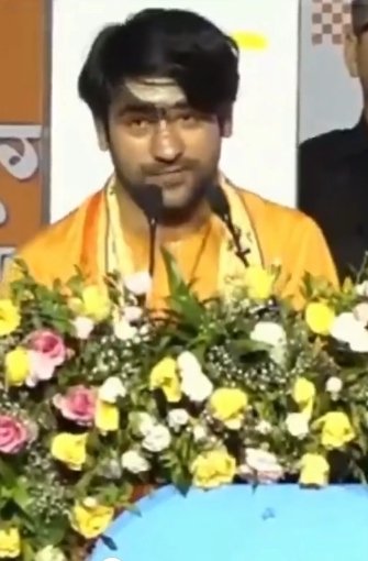 CommonBS786OM's tweet photo. आरएसएस का कार्यक्रम चल रहा था
धीरेन्द्र शास्त्री ने एक बात बोली वहाँ हिन्दुओं पर जो मुझे चुभी..

इसने बोला कि देश के हर हिन्दू को चार चार बच्चे पैदा करने चाहिए और एक बच्चे को  Rss में भर्ती करवाना चाहिए.

अब फैक्ट्स की बात करते हैँ.
धीरेन्द्र शास्त्री- नेट वर्थ 20 करोड़ 
उम्र 30 साल- कोई बच्चे नहीं 

नरेंद्र मोदी - कोई बच्चे नहीं 

मोहन भागवत - कोई बच्चे नहीं 

योगीजी - कोई बच्चे नहीं.

ज़ब आरएसएस और हिंदुत्व के बड़े बड़े लीडर्स के बच्चे नहीं तो ये पाखंडी  किन हिन्दुओं को चार बच्चे करने के लिए बोल रहा??

खुद की फैक्ट्री बंद है, दूसरों को चार गुना माल बनाने को बोल रहा. 😊😊