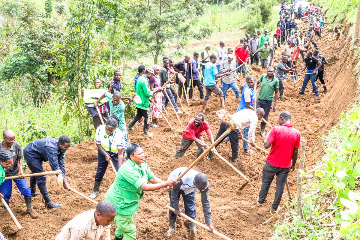 Kuri uyu wa Gatandatu mu Karere iwacu twazindukiye mu muganda rusange usoza ukwezi kwa Mata 2026, ukaba wibanze ku bikorwa by'isuku n'isukura no gutunganya ibikorwa remezo. Ku rwego rw'Akarere wabereye mu Murenge wa #Gakenke, ahakozwe umuhanda Nyabutaka- Gahondo- Kaniga