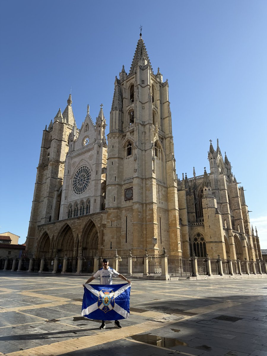 saulbv77's tweet photo. Ya en León, pasando la mañana y disfrutando de esta maravillosa ciudad antes de poner rumbo a Ponferrada a apoyar al @CDTOficial 

#VamosTenerife https://t.co/H4dkgGYSGk