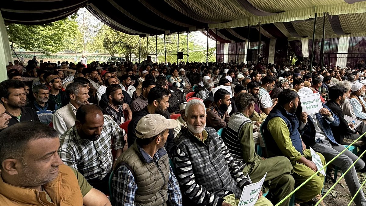 A sea of people floods Dak Bungalow, Anantnag workers united, voices aligned, all eyes on the voices speaking up for their rights.