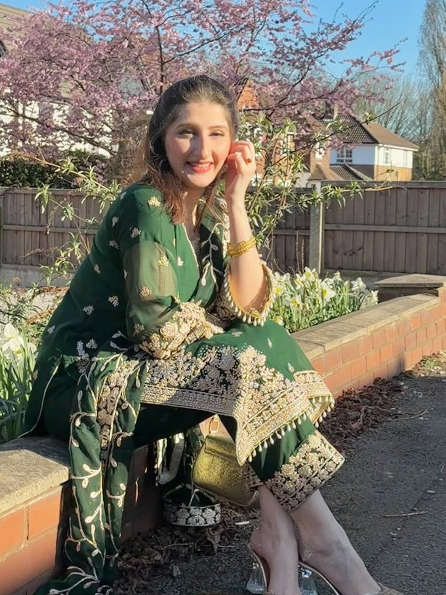 poshparliament's tweet photo. #DrArooba #PakistaniFashion #PakistaniDress #EmeraldGreen #TraditionalOutfit #CherryBlossoms #Sakura #DesiFashion #PakistaniStyle #EthnicWear #SpringVibes #FashionPakistan https://t.co/yMPGBbW6OS