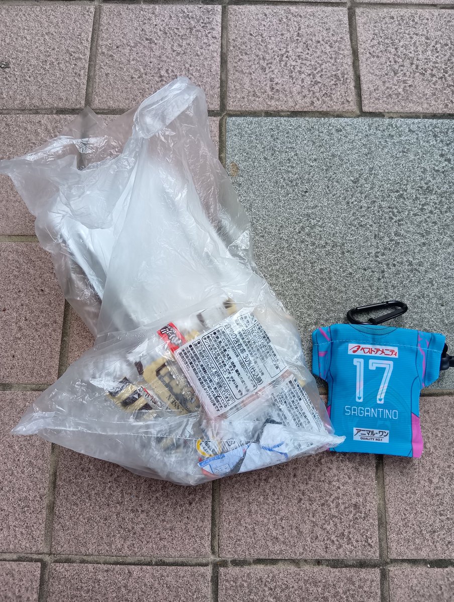 saganwin17's tweet photo. 徳を積む2026
1日1個(福)ゴミ拾い
(4/20〜25獲得勝ち点3)
またも1週間で勝ち点3積み上げ！
㊗️理吾初ゴール！
㊗️寿岐ビューティフルアシスト！
サガンファミリーの笑顔継続
リハ組の早期復帰
サブ・メンバー外組の奮起
を願いつつ…

なぜか仕事等でラッキーな事続いてる…
#豊田陽平
#内山圭 https://t.co/c2ZV2Q0GUh