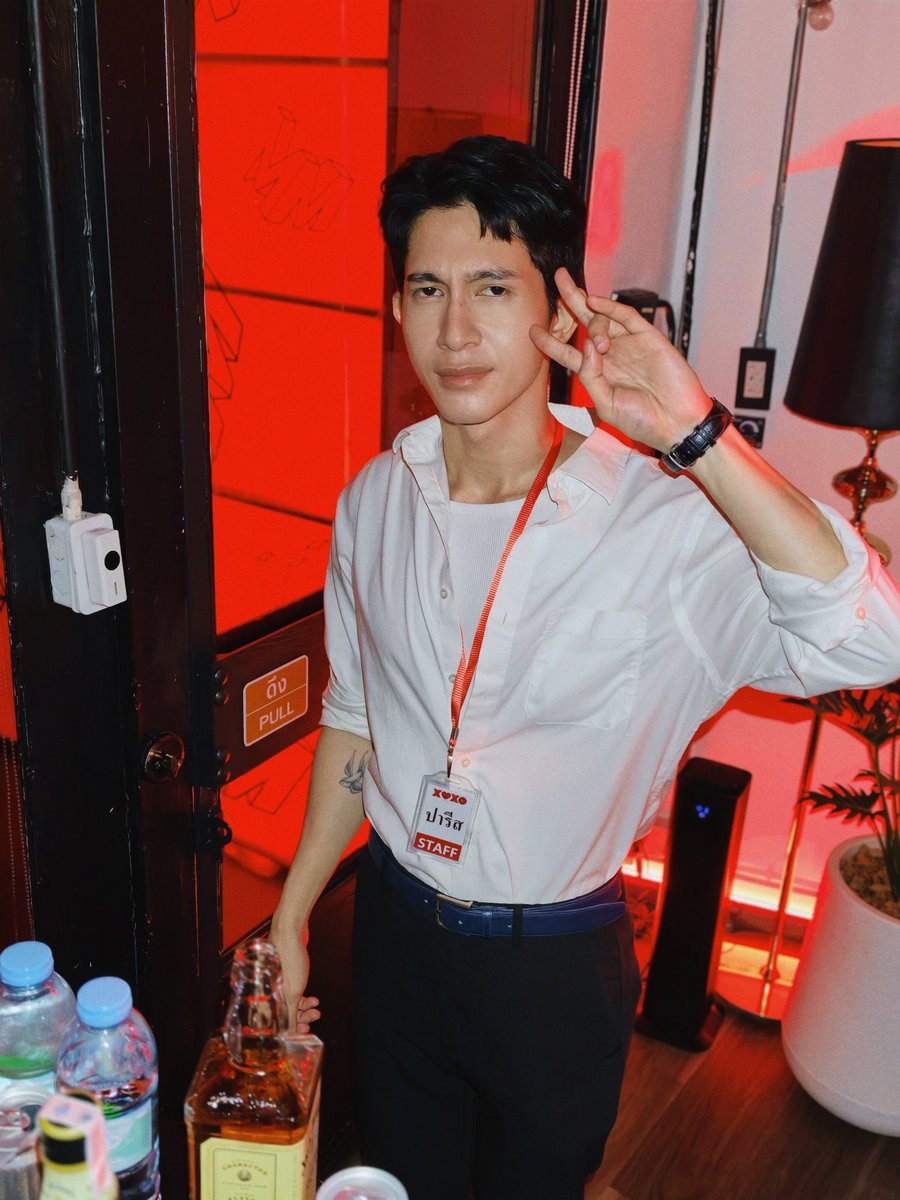 ShunJou's tweet photo. เมื่อคืนไปร้าน XOXO house แถวรัชโยธิน เป็นร้านเหล้าเปิดใหม่ แต่พีคตรงที่เด็กเสิร์ฟที่นี่งานดีมาก ดีทุกคน ร้านเรียกว่าบัตเลอร์ แล้วน้องๆ บัตเลอร์ทั้งร้านจะคอยเทคแคร์ ดูแลเราตลอดทั้งคืน ทั้งเสิร์ฟเครื่องดื่ม ชงเหล้า คุยเล่น หรือให้มาดื่มเป็นเพื่อน น้องก็ทำหมด https://t.co/ZCZa9EWmmJ