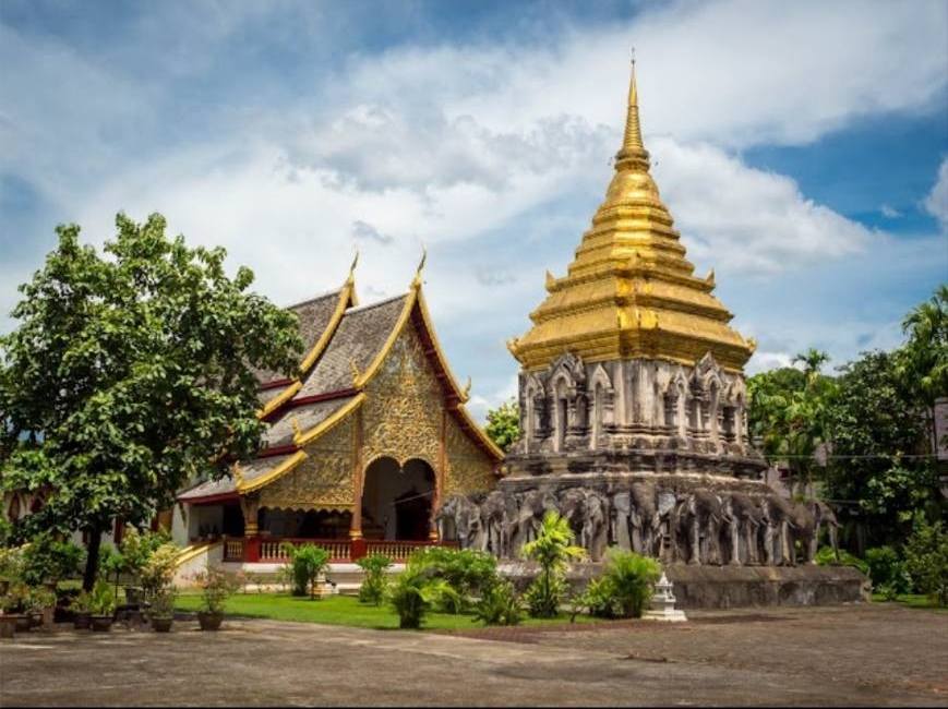 วัดเชียงมั่นมีปรากฎอยู่ในจารึกวัดเชียงมั่นว่า พญามังรายได้ทรงสร้างที่ประทับชั่วคราวเพื่อควบคุมการสร้างเมือง และโปรดให้ก่อเจดีย์ตรงที่หอนอนบ้านเชียงมั่นและให้ชื่อว่าวัดเชียงมั่น จึงนับเป็นพระอารามหลวงแห่งแรกของเมืองเชียงใหม่