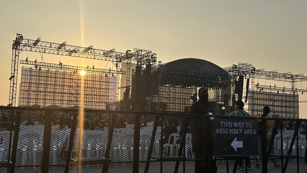 mga ganitong oras last sat medyo worried na ako kasi super konti pa lang ng tao sa svip at vip... di rin kita ang sa standing. tapos sold out pala?? hahahaha no wonder kabado si ken 😭