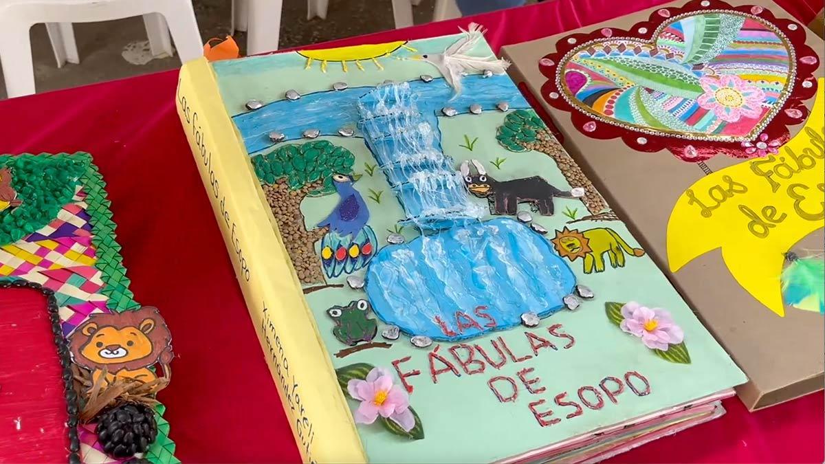UnoNoticias's tweet image. Niñas y niños crean libros artesanales con materiales reciclados en concurso escolar de Veracruz. #Educación unotv.com/estados/veracr…