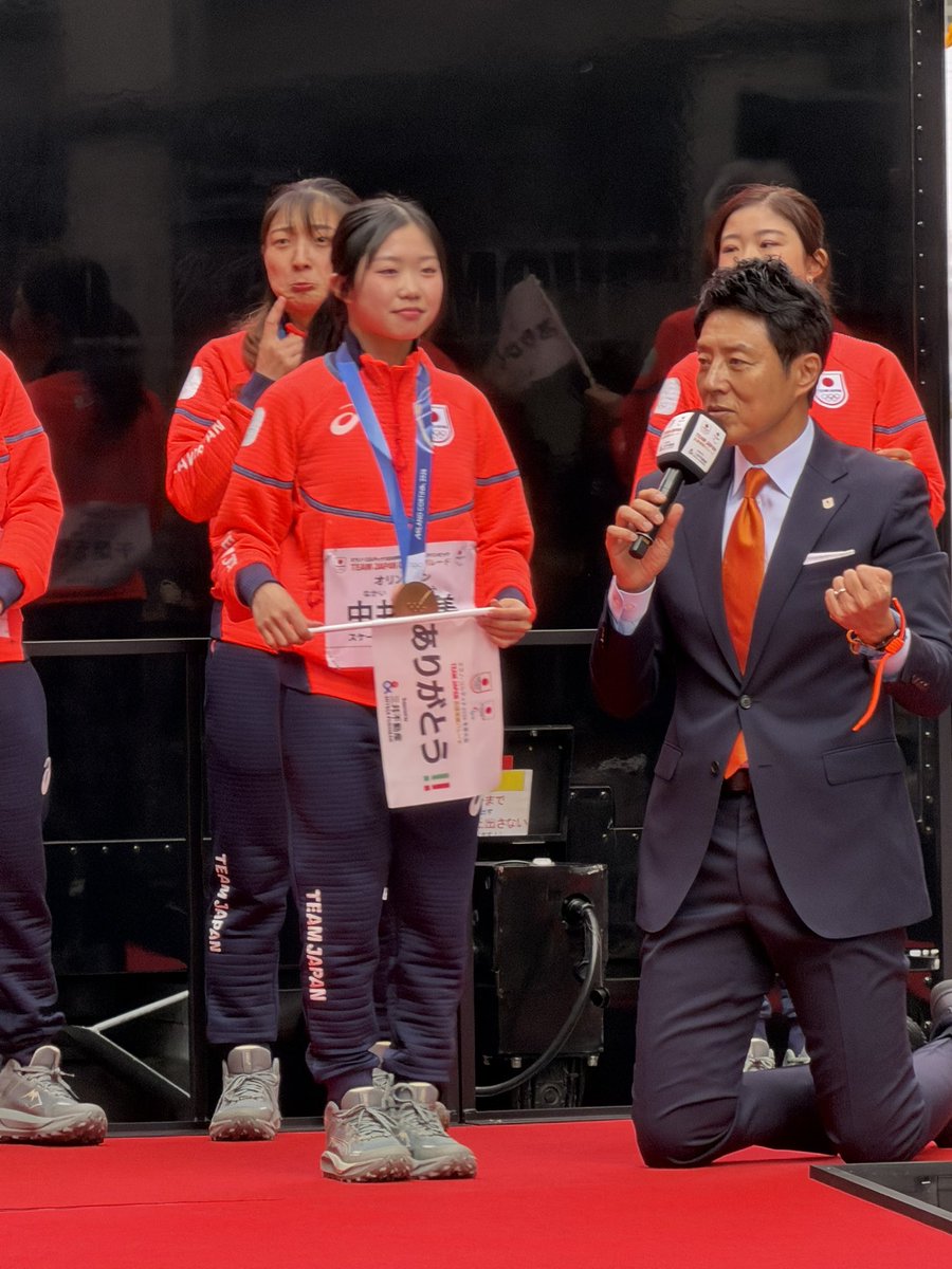 亜美ちゃんがインタビューされてる時のかおちゃん可愛すぎる😂