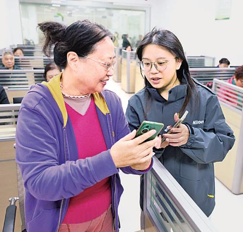 VoiceofPD's tweet image. 'Raising their elders' becomes a growing trend among young people 

By "raising" their elders, young people teach their older family members how to use #smartphones, take them to #concerts, help mothers experiment with makeup and rediscover their confidence, or accompany fathers