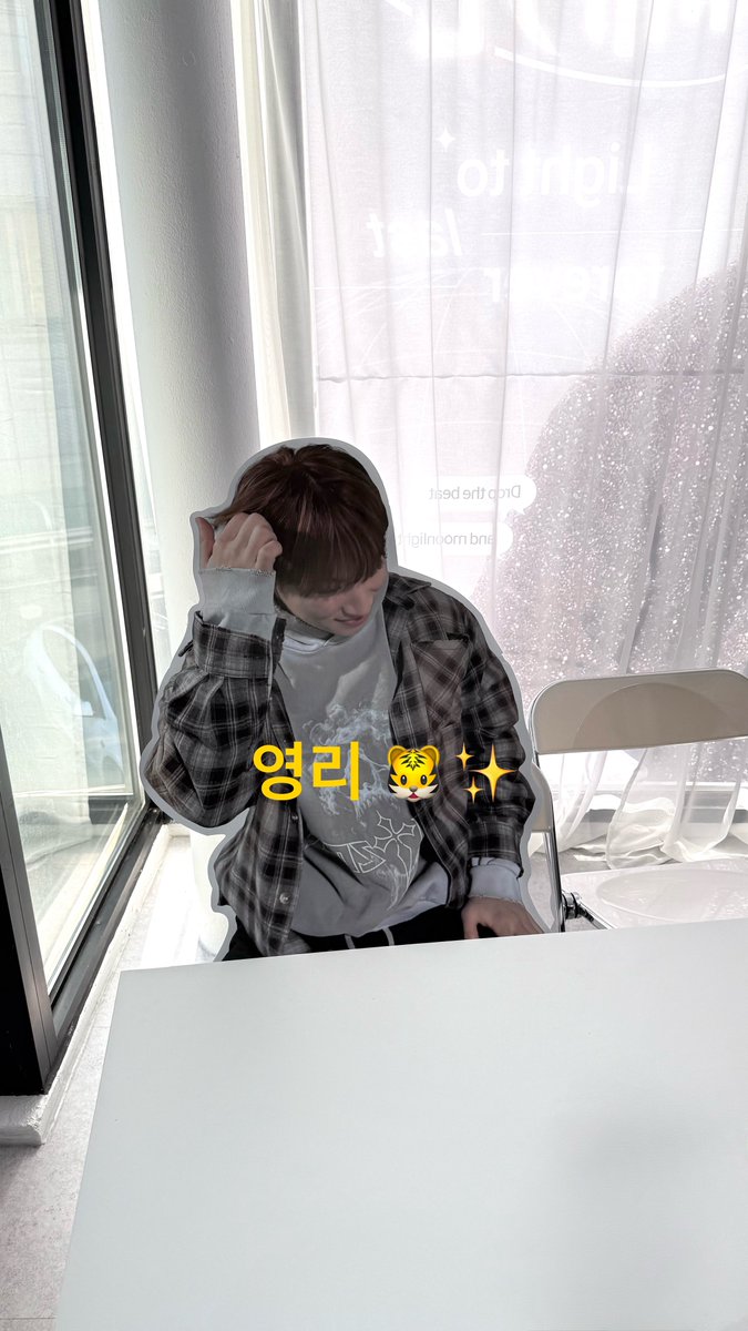 01_reaD3r's tweet photo. 두번째 생카 💕 #서로를_빛내는  아니 글쎄 들어갔는데 진짜 강대성이 앉아있더라니깤 . !!!!
여기는 진짜 사진 찍느라 바빳음ㅠㅠㅠ 작은 공간이지만 오빠의 모든 것을 꽉꽉 눌러담고자 하신 게 너무 보여서 한참 구경햇어요🥹🥹

사진 타래로 - !!
 #Light_to_Last_Forever https://t.co/HjSLq1DvzX