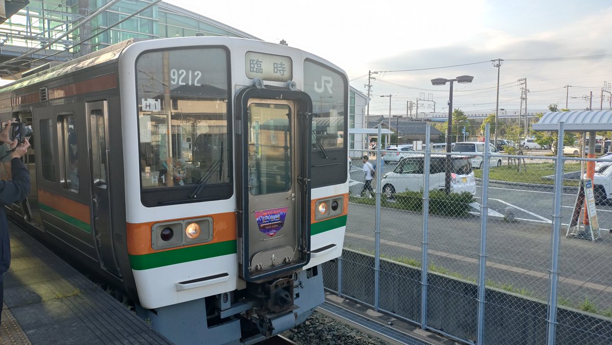 213系廃車回送ツアーは舞阪駅に停車中。終点浜松まではもう少しです。JR東海最後の湘南色も終盤が近づいています。