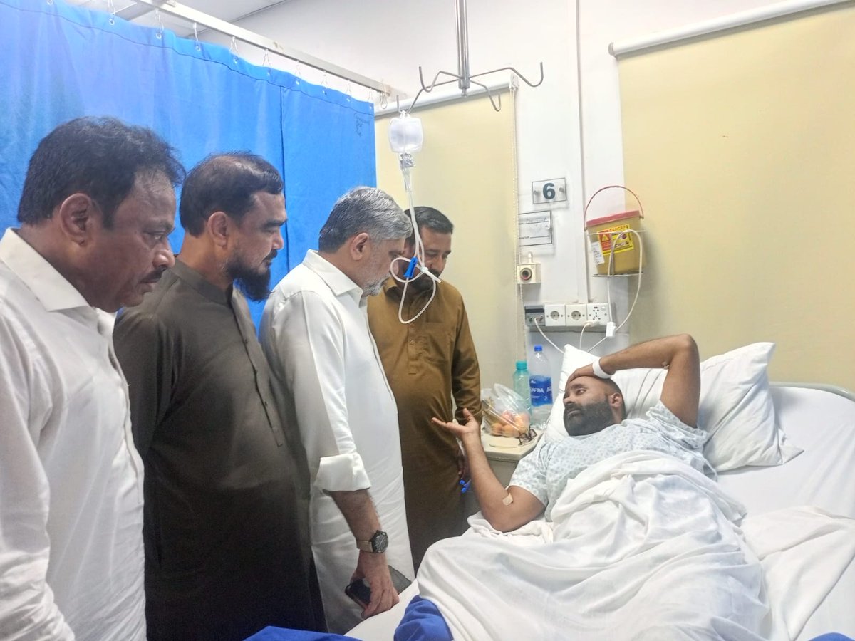 AnisMQM's tweet photo. سینئر مرکزی رہنما انیس احمد قائم خانی نے رکن مرکزی کمیٹی شاکر علی، رکن صوبائی اسمبلی و جوائنٹ انچارج سی او سی عبداللہ شیخ اور اراکینِ سی او سی کے ہمراہ ضیاءالدین ہسپتال جاکر نیو کراچی ٹاؤن کے سابقہ جوائنٹ انچارج حیدر بیگ کی عیادت کی اور انکی جلد صحتیابی کے لیے دعا کی۔

#Karachi https://t.co/CGCfyq70Eh