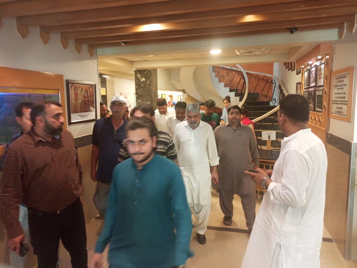 AnisMQM's tweet photo. سینئر مرکزی رہنما انیس احمد قائم خانی نے رکن مرکزی کمیٹی شاکر علی، رکن صوبائی اسمبلی و جوائنٹ انچارج سی او سی عبداللہ شیخ اور اراکینِ سی او سی کے ہمراہ ضیاءالدین ہسپتال جاکر نیو کراچی ٹاؤن کے سابقہ جوائنٹ انچارج حیدر بیگ کی عیادت کی اور انکی جلد صحتیابی کے لیے دعا کی۔

#Karachi https://t.co/CGCfyq70Eh