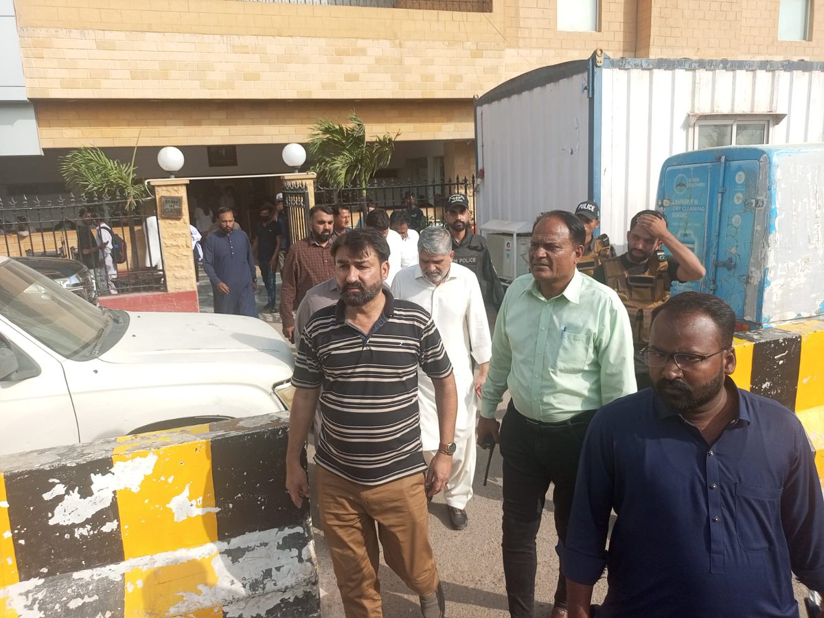 AnisMQM's tweet photo. سینئر مرکزی رہنما انیس احمد قائم خانی نے رکن مرکزی کمیٹی شاکر علی، رکن صوبائی اسمبلی و جوائنٹ انچارج سی او سی عبداللہ شیخ اور اراکینِ سی او سی کے ہمراہ ضیاءالدین ہسپتال جاکر نیو کراچی ٹاؤن کے سابقہ جوائنٹ انچارج حیدر بیگ کی عیادت کی اور انکی جلد صحتیابی کے لیے دعا کی۔

#Karachi https://t.co/CGCfyq70Eh