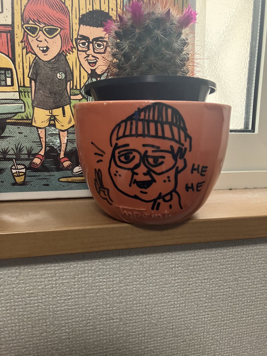 sigeranaimats's tweet photo. おじいちゃんの似顔絵と見覚えのある落書き(一部だけ)のポットくんに速攻でサボテンをぶち込む1日でした。NAM18たのしかった
#NAM18 https://t.co/iIh3qy7dHW
