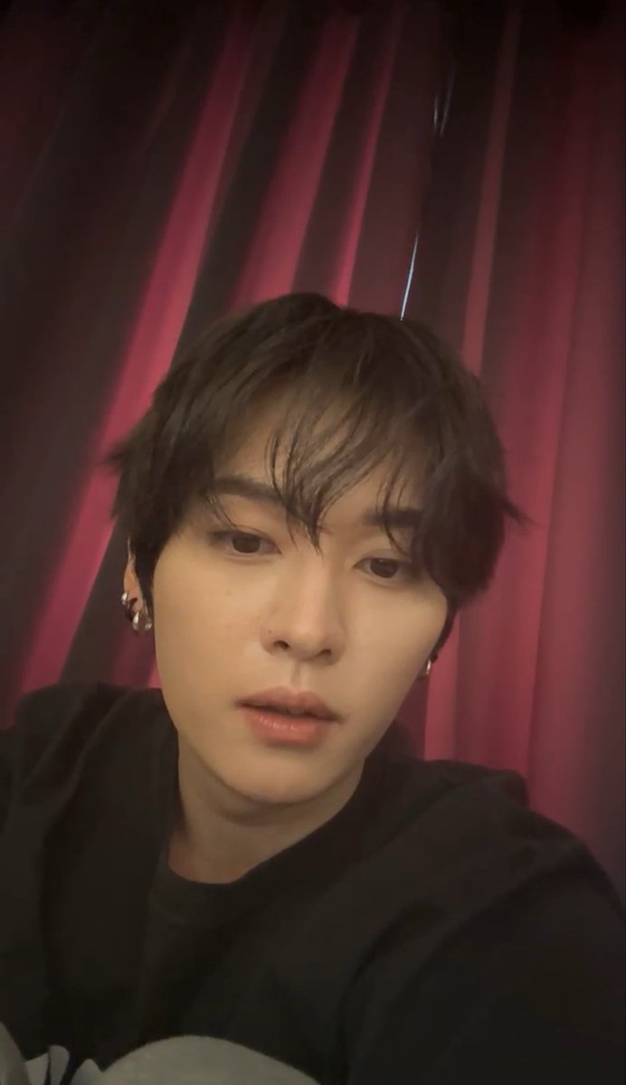 leeknow is live on fans!! 🐰🤍