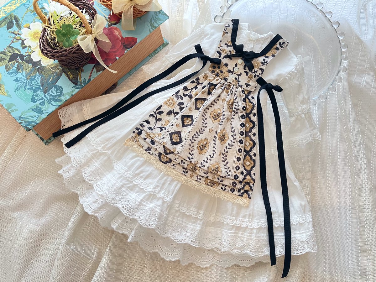 取り急ぎ、平置き写真を📷
明日はこのワンピースセットと小物と過去作品を並べます〜。

#ドルパ55 
#ドルパ_ディーラー