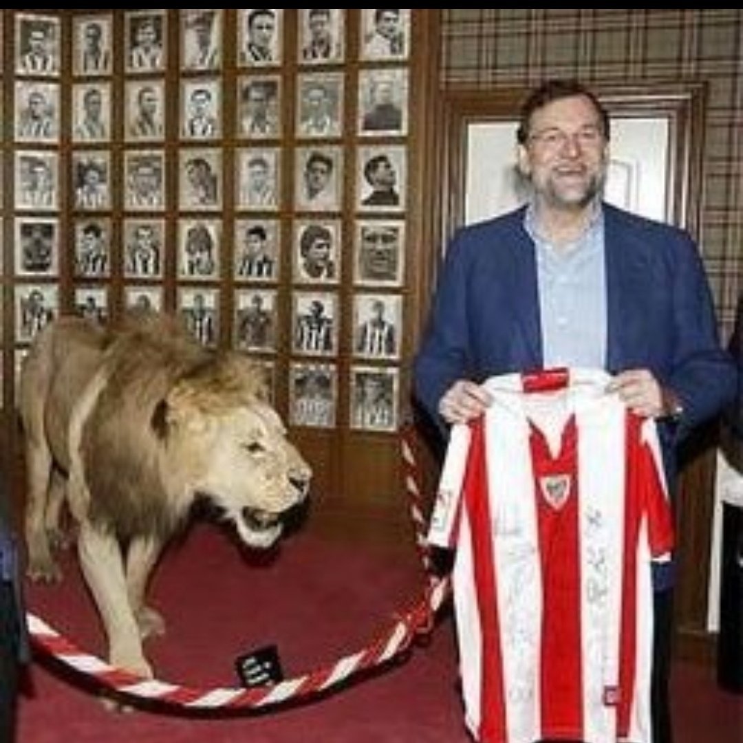 Paleto33's tweet photo. UNA NUEVA ERA

Mariano Rajoy fichará por el Athletic Club hasta 2028 y se convertirá en el sustituto de Ernesto Valverde. Será el segundo entrenador gallego que tenga el equipo rojiblanco desde Francisco Franco. 🏴󠁧󠁢󠁳󠁣󠁴󠁿✅ https://t.co/bzCAZnz3WX
