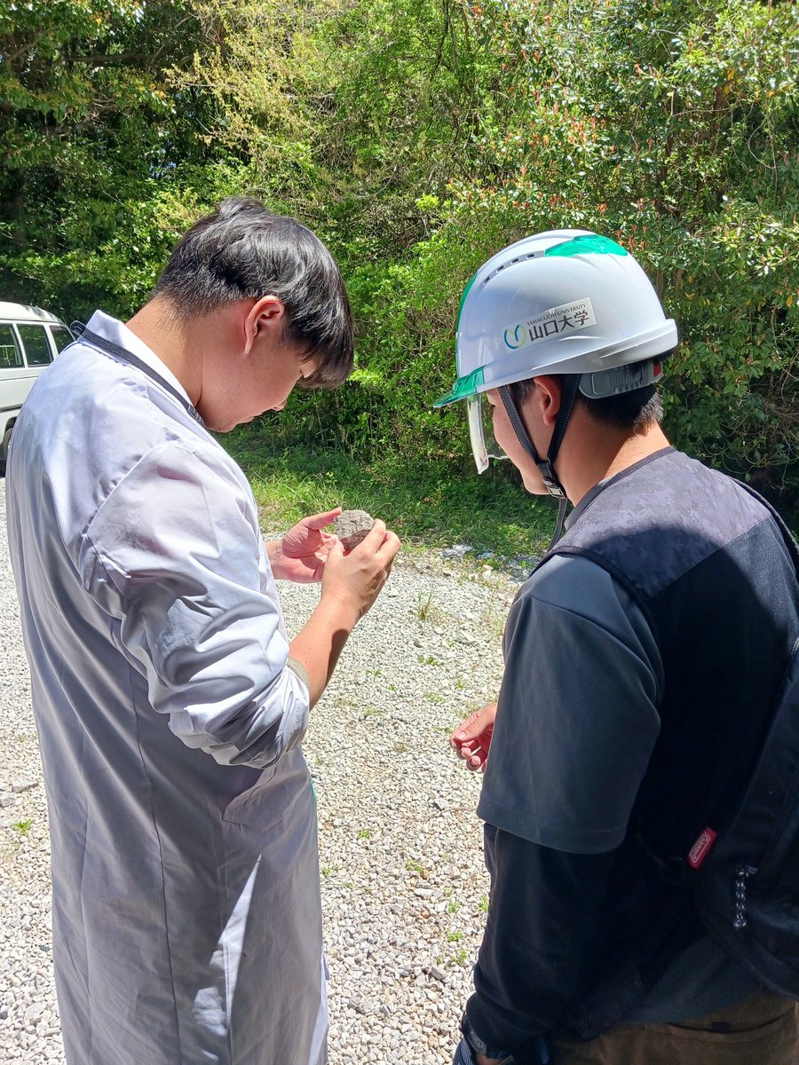 YU_Chikyu's tweet photo. 秋吉台科学博物館の学芸員の松隈先生にご案内・解説をいただきました。館内見学に、化石採集、秋吉台や秋芳洞の観察と盛りだくさん。学生たちも真剣に取り組んでいました⚒️

松隈先生、ありがとうございました！ https://t.co/WUGmu4WSeB