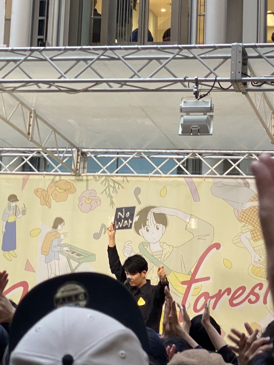 「No War」を掲げる折坂悠太。

戦争しないです。