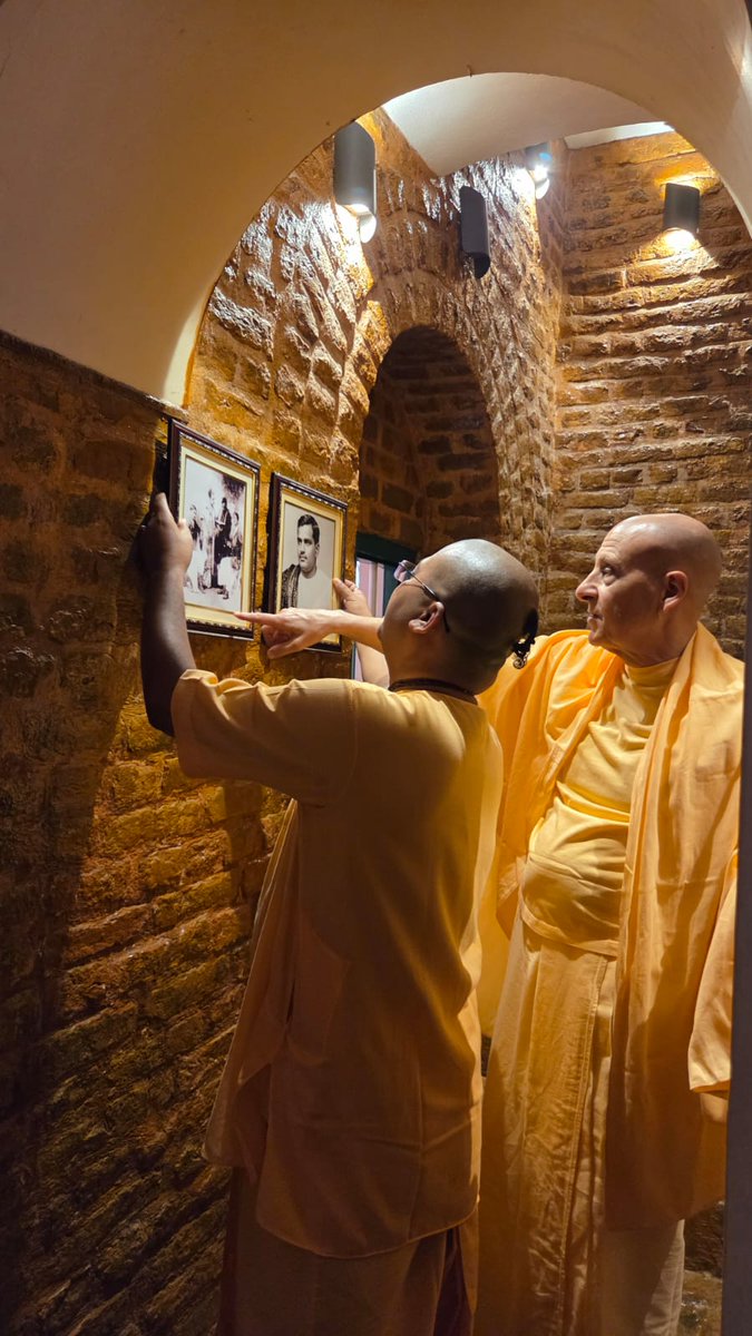 GaurangaDas's tweet image. HH @radhanathswami Maharaja guiding Anangamohan Prabhu at Bhaktivinode Asan, Ultadanga Junction

Donation link
pages.razorpay.com/GB20
#iskcon