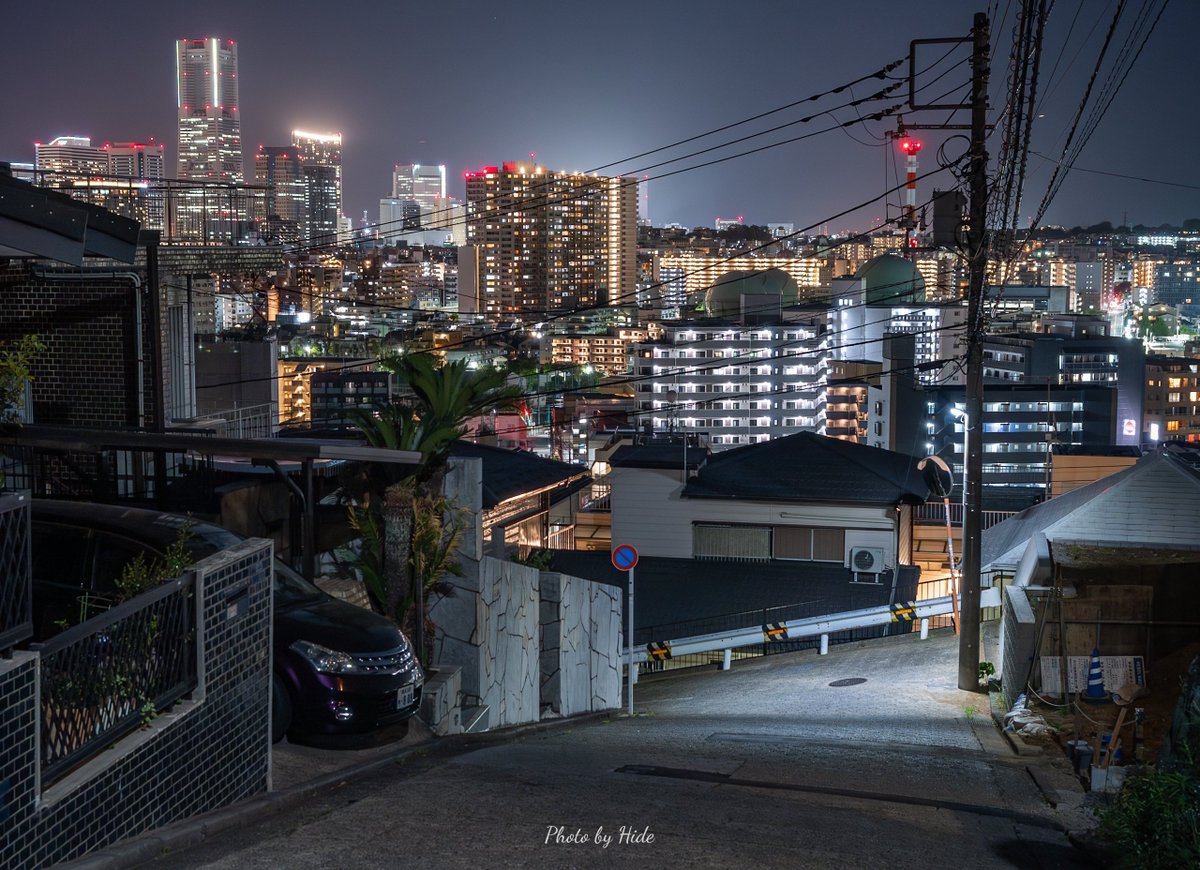 HidePhoto_2021's tweet photo. 坂道の先に広がる横浜の夜景✨️

#OMSYSTEM https://t.co/ONWxo7EWR3
