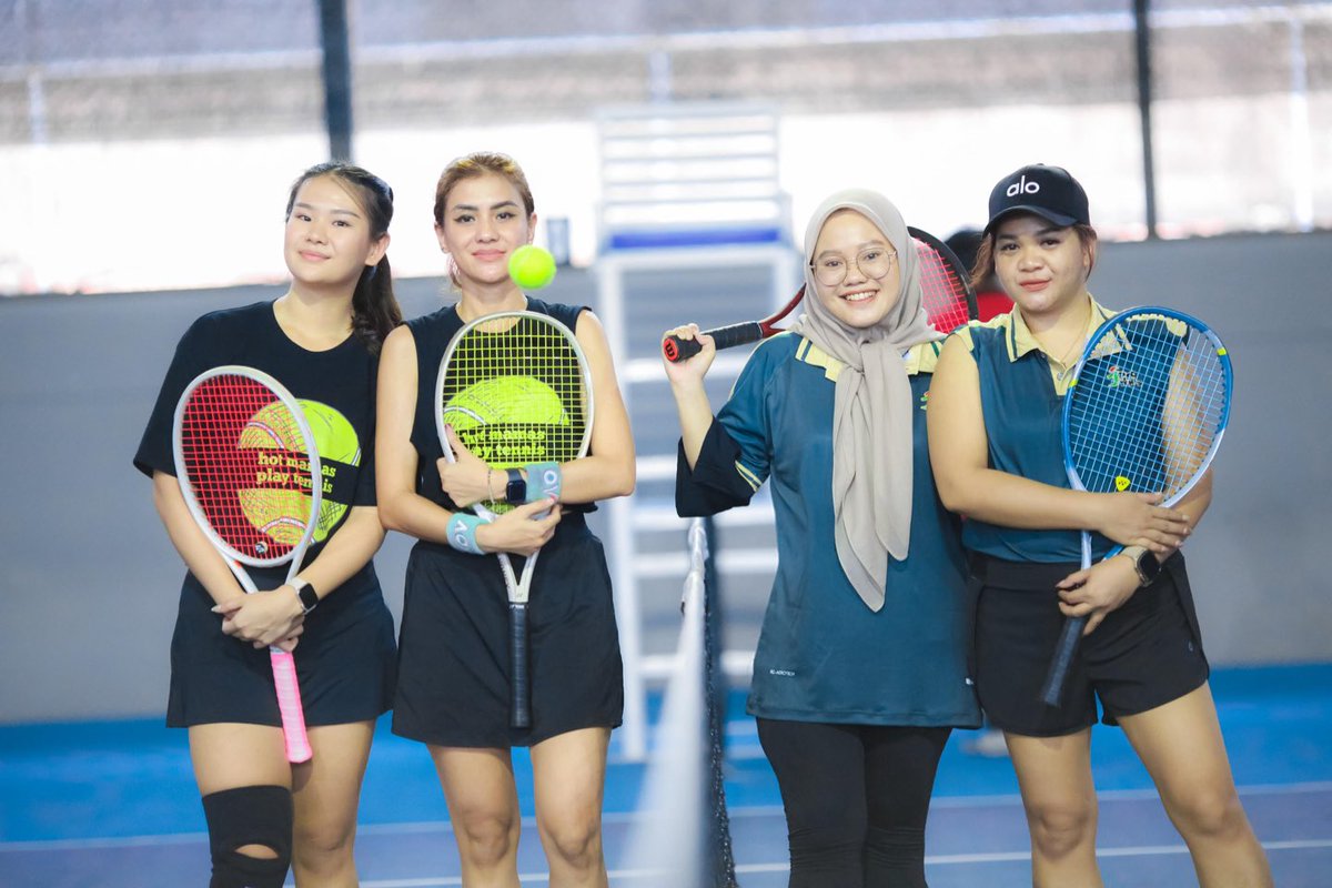 shintialf's tweet photo. Indoor mid day bangetttt, puwanasss 😭 
but good game!! 🔥🎾 https://t.co/1pI6lkZnVa