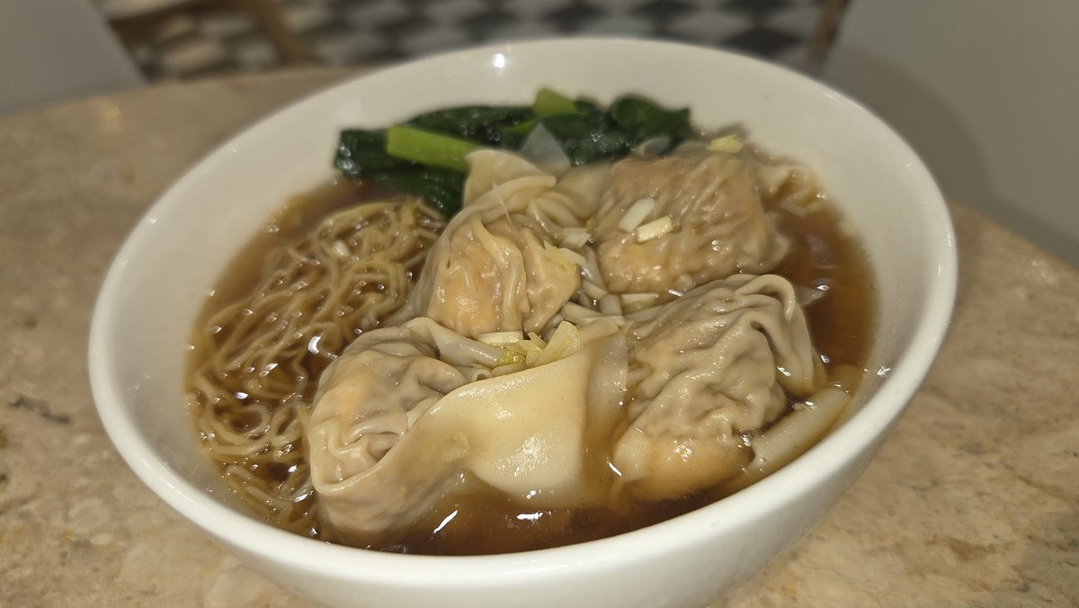 watarujin1110's tweet image. Shrimp Wuntuns Noodles 鮮蝦雲吞麵 130THB
菊花園@Thonglo
野菜と肉を食べたけど炭水化物が必要なので、移動して次に海老ワンタン麺を頂きました。スープは茶色がかっているがそれ程強い味ではなくあっさり。麺は自家製細縮れ麺。兎に角手包みの海老ワンタンがウマイ🦐
#バンコク
#らーめん