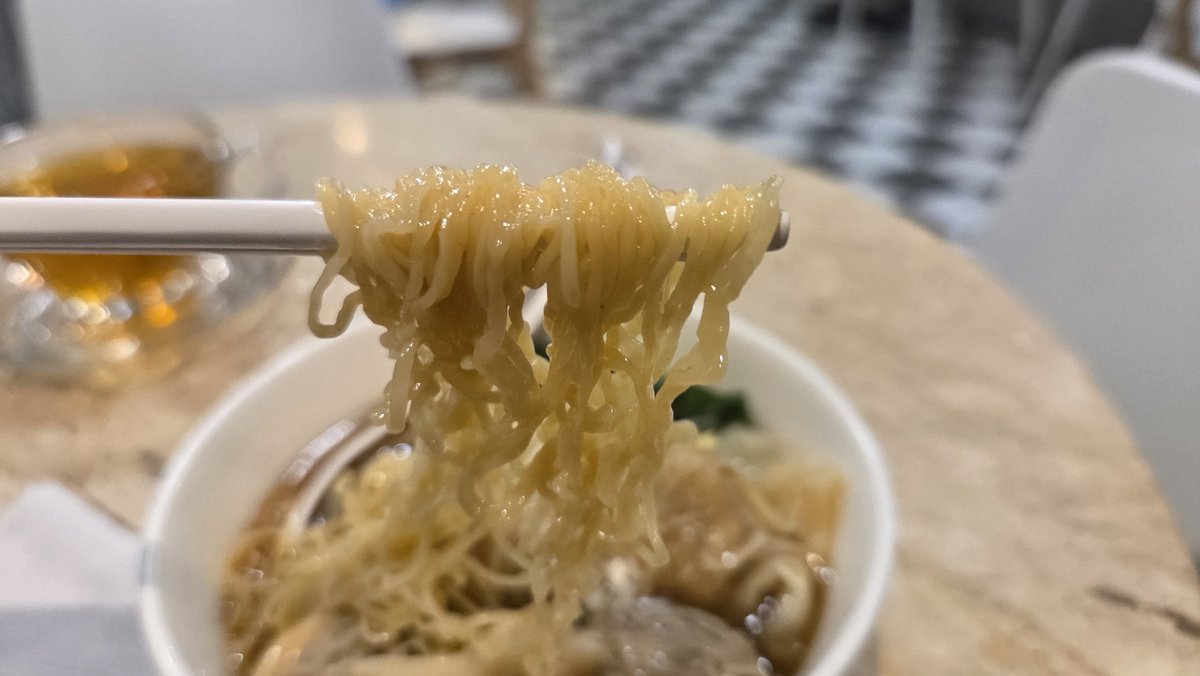 watarujin1110's tweet image. Shrimp Wuntuns Noodles 鮮蝦雲吞麵 130THB
菊花園@Thonglo
野菜と肉を食べたけど炭水化物が必要なので、移動して次に海老ワンタン麺を頂きました。スープは茶色がかっているがそれ程強い味ではなくあっさり。麺は自家製細縮れ麺。兎に角手包みの海老ワンタンがウマイ🦐
#バンコク
#らーめん