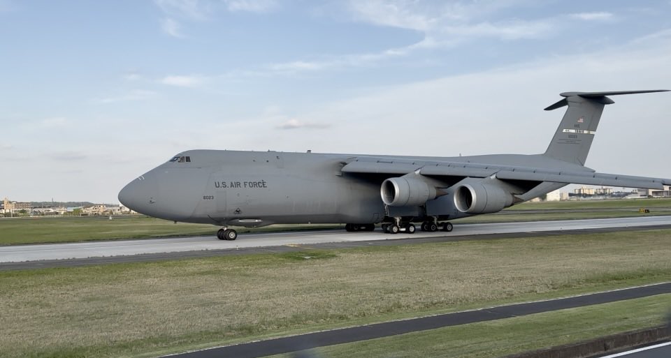 hikoukimono's tweet image. スマホ片手に横田基地✈️おばちゃんの基地活ニュース💘4/25

C-5M Super Galaxy
86-0023
飛びました✈️

やった〜ギャラクシーだ✈️

#横田基地
#airforce
#輸送機
#飛行機物語
#iPhone撮影