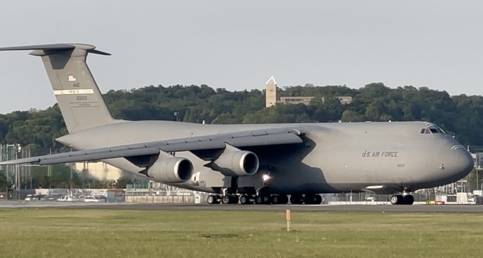 hikoukimono's tweet image. スマホ片手に横田基地✈️おばちゃんの基地活ニュース💘4/25

C-5M Super Galaxy
86-0023
飛びました✈️

やった〜ギャラクシーだ✈️

#横田基地
#airforce
#輸送機
#飛行機物語
#iPhone撮影