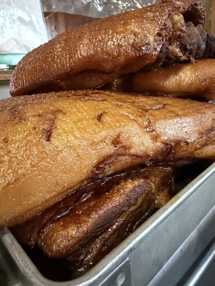 KURUMAYAN0711's tweet photo. 再開に向けて仕込み中🍖

しばらく休んでゼロからの準備…

秋田に初めて来てオープンする前の記憶が蘇ります☺️

知らない土地に来ての不安は凄かったです🙂‍↕️

でも今は、買い物してても声をかけてもらえたり、Xでもたくさんの方がお声がけくださり、18年前とは違い、少し気持ちに余裕も出来た様に思います。

いつも、お声がけ、応援して下さる皆様のお陰だとつくづく思います。

再開に向け、今日、明日、仕込み頑張ります😁