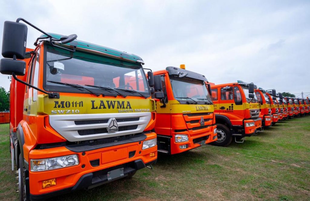 The $100 million Dangote-Sinotruk Truck Assembly Plant in Ikeja, Lagos, Nigeria 🇳🇬 can assemble 10,000 trucks yearly.

Lagos State purchased 102 trucks from the plant for LAWMA.

The plant is 65% owned by Dangote Group and 35% by Sinotruk.
