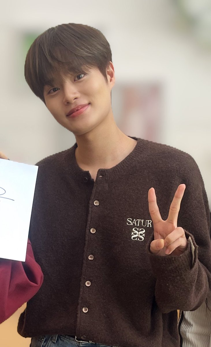 wa_nnabe3's tweet photo. 오늘 친구 통해서 어쩌다 대휘님 만났어요!
장소는 혹시 몰라서 못 말하지만
실물보다 훨씬 잘생기셔서 심장 떨렸음🥺
방송만큼 너어어어무 착하셨어요♥
#이대휘 #워너원 #ab6ix https://t.co/aaakBEyk9i