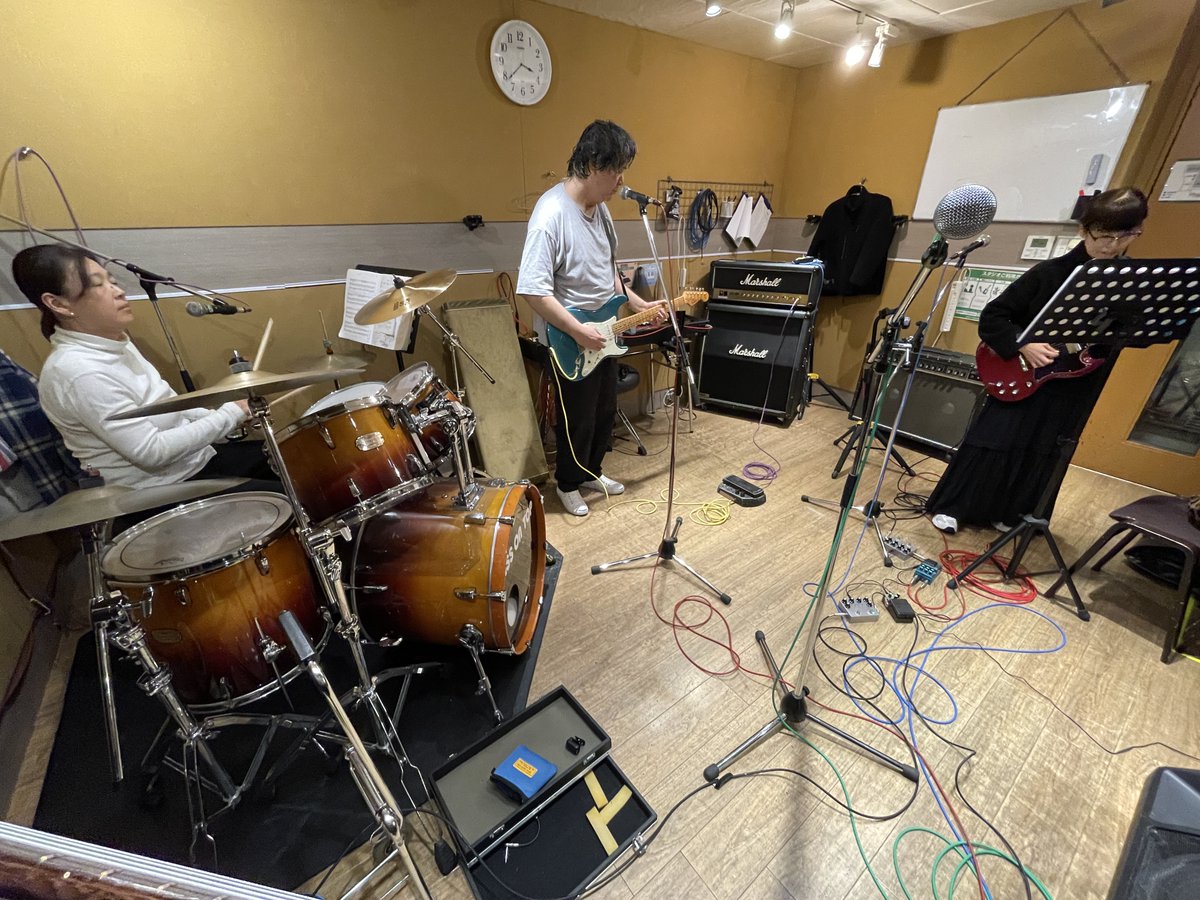 最近はもっぱらリモート練習ですが、顔を合わせての練習もたまにやってます。写真は正月会った時のかな。5/4 初ライブどんな感じになるか僕らも分かりませんが、是非見に来てください・・・で、出来がどんなんでも声かけてくださいね～