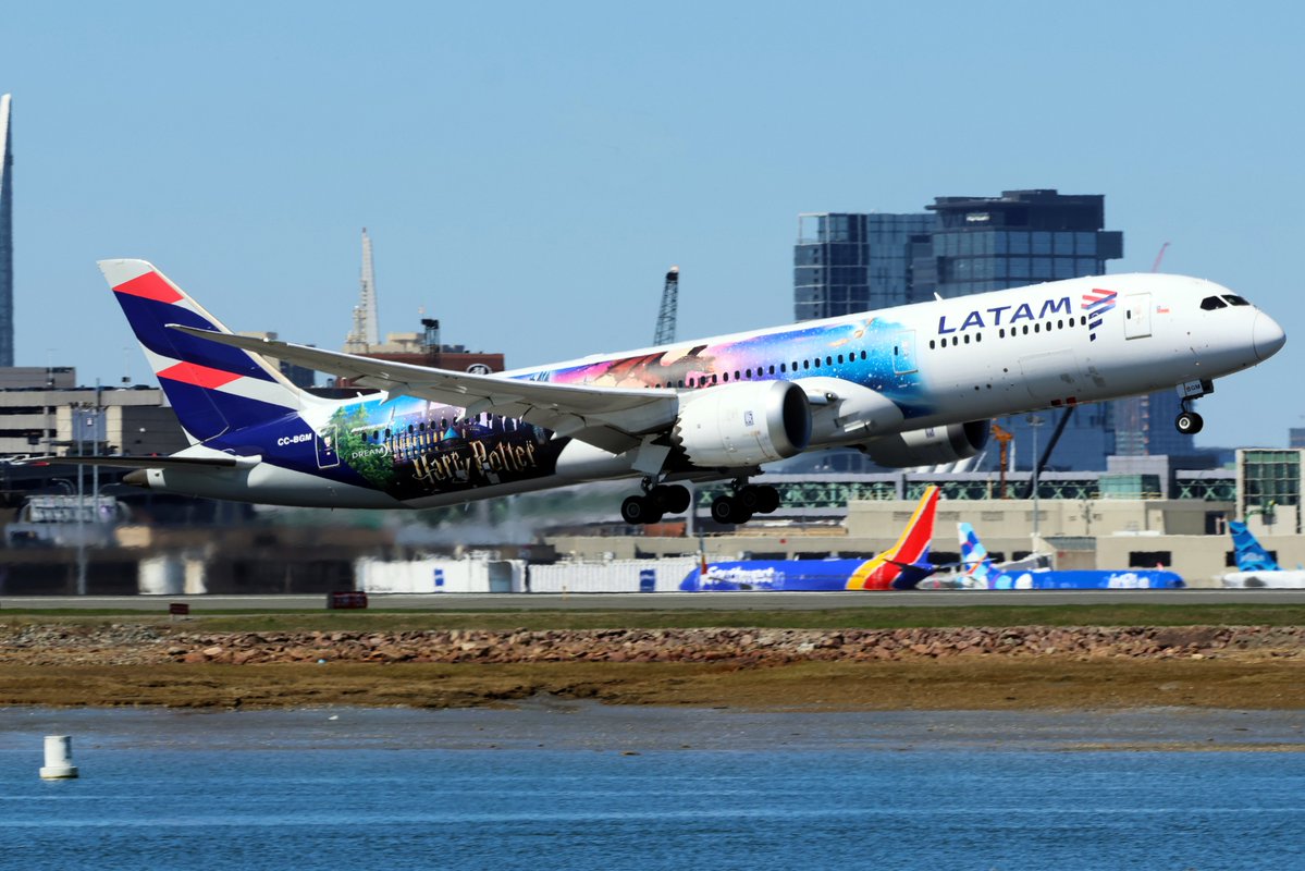 airwaysmagazine's tweet image. LATAM Airlines Boeing 787-9 (CC-BGM) Harry Potter livery at Boston Logan 

📸: Darryl Sarno/ Airways       

#latamairlines #boeing #avgeek