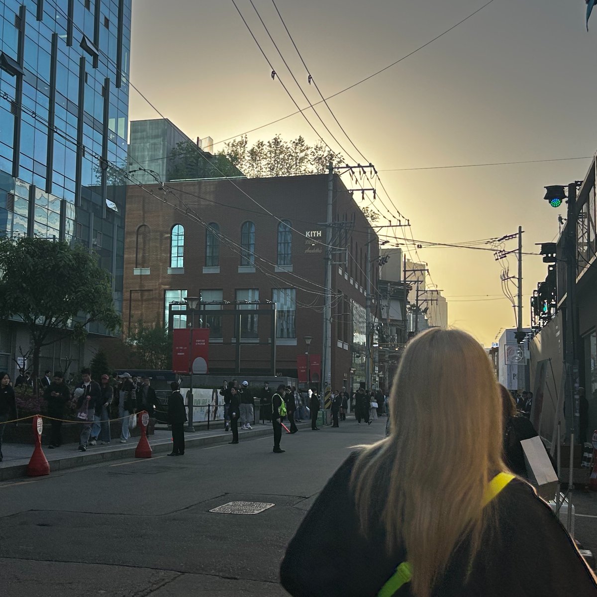 the mercedes benz electric c-class world premiere was exactly opposite of ryujin’s birthday ad at seongsu 😭😭 the accidental crowds exposure and promo hehe